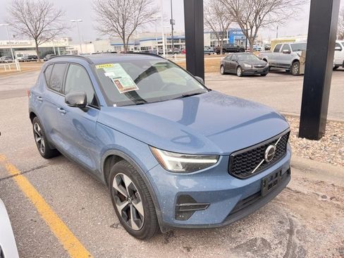Used 2024 Volvo XC40 B5 Core image 1