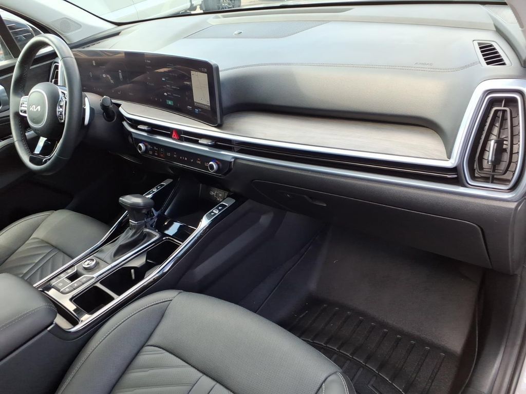 Used 2025 Kia Sorento SX AWD/4WD image 11