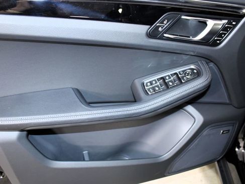 Certified 2025 Porsche Macan AWD/4WD image 16