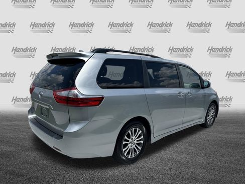Used 2019 Toyota Sienna XLE w/ XLE Navigation Package FWD image 10