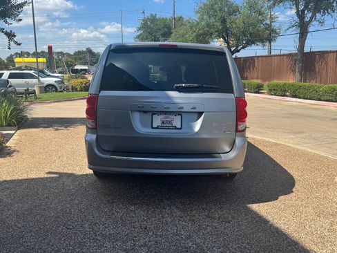 Used 2018 Dodge Grand Caravan SE w/ UConnect Hands-Free Group FWD image 9