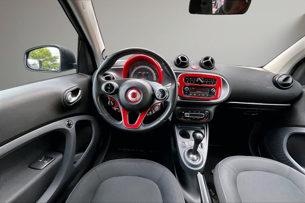 Used 2016 smart fortwo passion RWD image 9