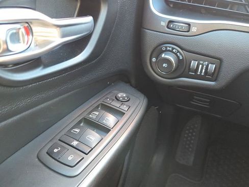 Used 2021 Jeep Cherokee Trailhawk AWD/4WD image 19
