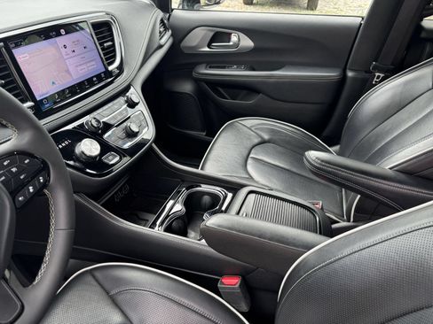 Used 2025 Chrysler Pacifica Limited FWD image 46