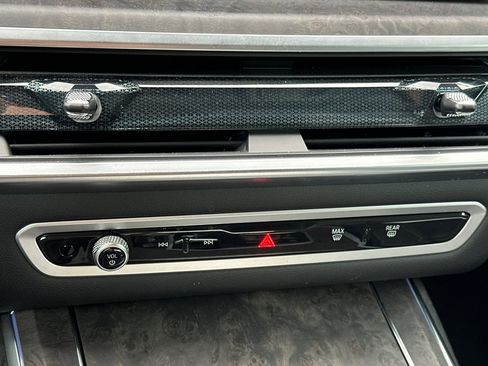 Used 2025 BMW X7 xDrive40i w/ Premium Package image 27