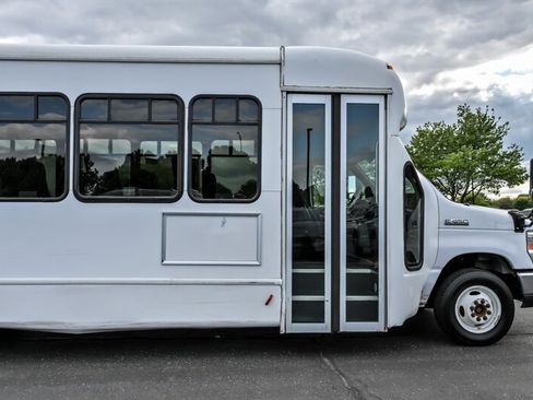 Used 2017 Ford E-450 and Econoline 450 Super Duty w/ Shuttle Bus Prep Package RWD image 3