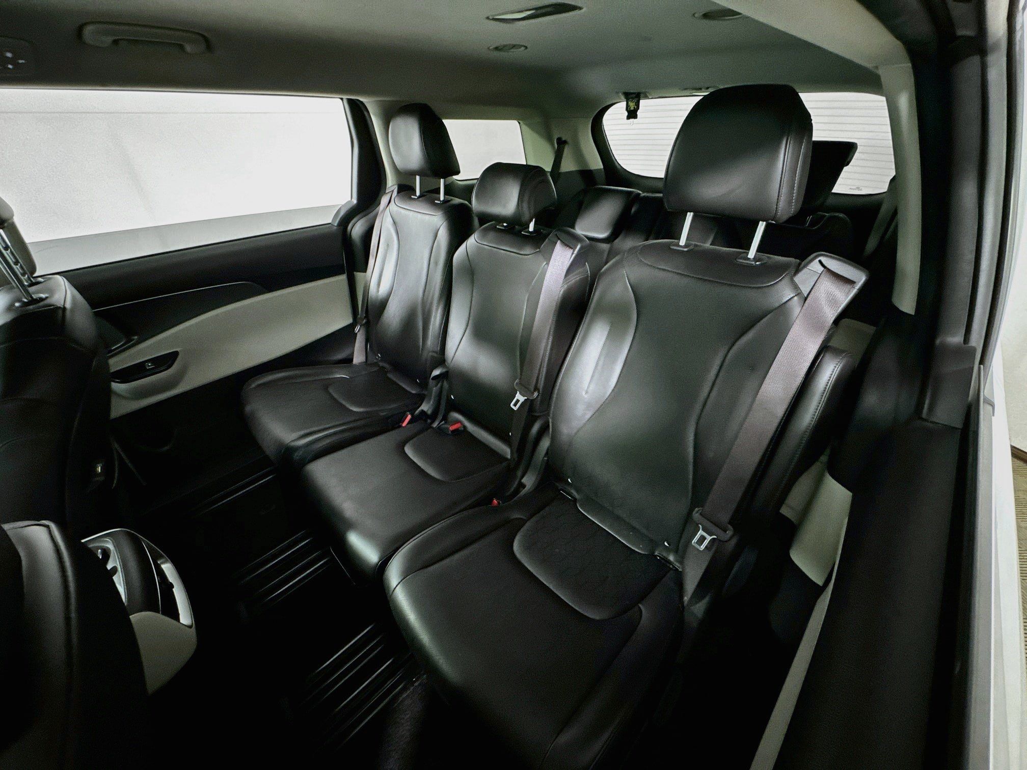 Used 2022 Kia Carnival LX FWD image 23