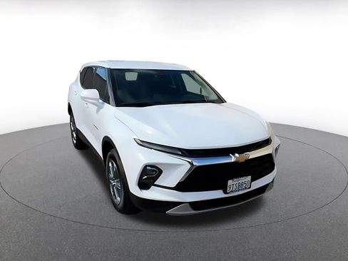 Used 2025 Chevrolet Blazer LT FWD image 3