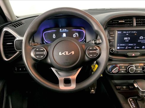 Used 2025 Kia Soul LX w/ LX Technology Package FWD image 5
