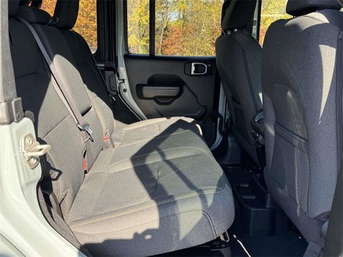 Used 2024 Jeep Wrangler Unlimited image 15