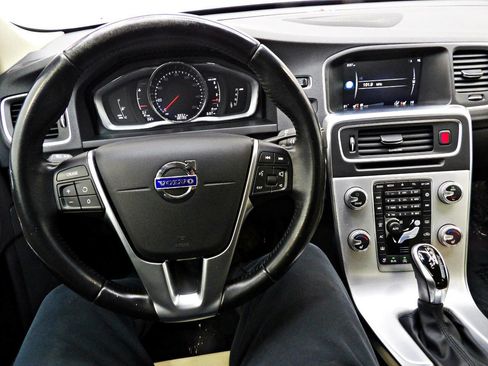 Used 2017 Volvo S60 T5 Inscription image 17