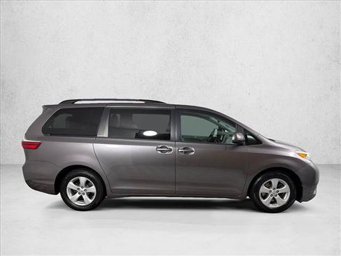 Used 2015 Toyota Sienna LE FWD image 2
