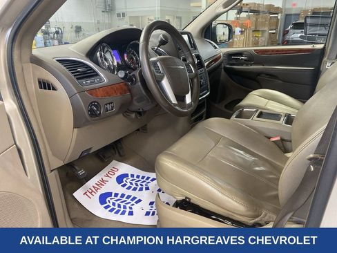 Used 2013 Chrysler Town & Country Touring FWD image 13