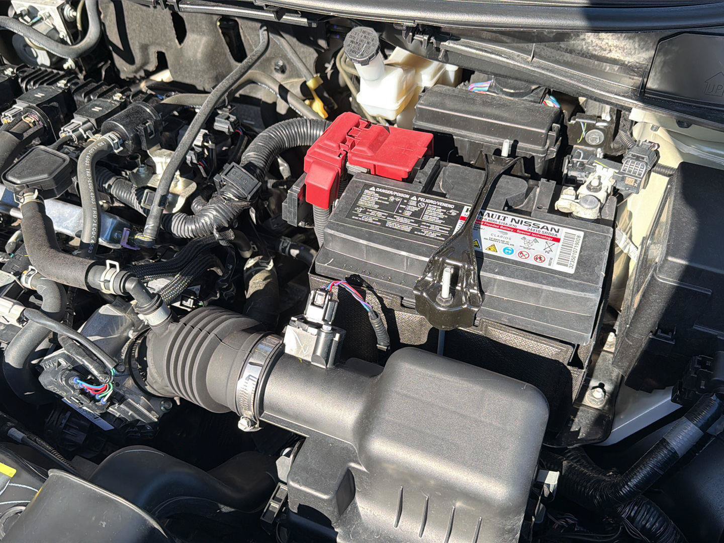Used 2025 Nissan Versa SR FWD image 33