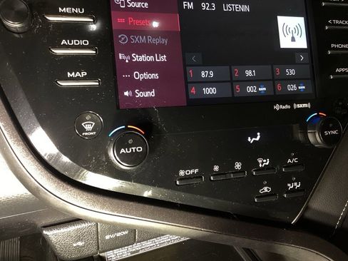 Used 2020 Toyota Camry SE w/ Sunroof Package image 13