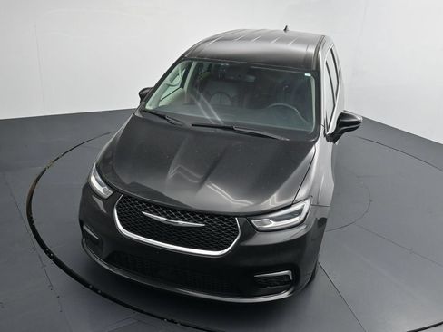 Used 2023 Chrysler Pacifica Touring-L FWD image 11