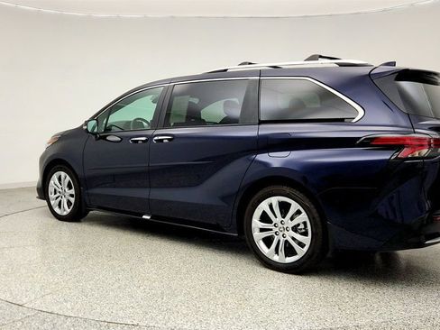Used 2023 Toyota Sienna Platinum image 7