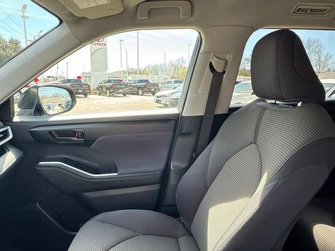 Used 2024 Toyota Highlander LE image 61