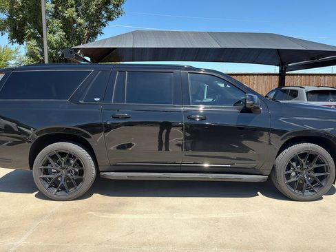 Used 2025 Cadillac Escalade ESV Sport w/ LPO, ONYX Package AWD/4WD image 4