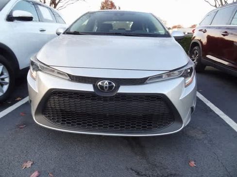 Used 2022 Toyota Corolla LE image 2
