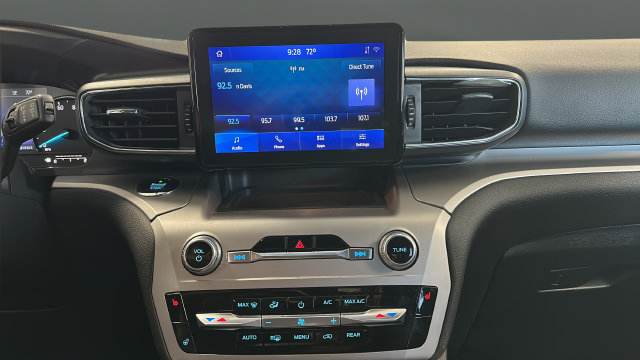 Used 2021 Ford Explorer XLT w/ Equipment Group 202A AWD/4WD image 13