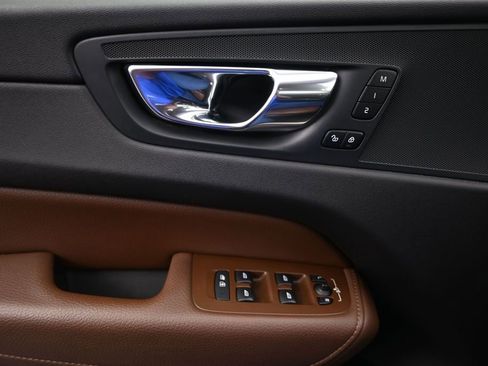 Used 2021 Volvo XC60 T5 Momentum w/ Protection Package Premier FWD image 17