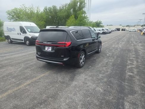 Used 2026 Chrysler Pacifica Pinnacle w/ Trailer Tow Group AWD/4WD image 12