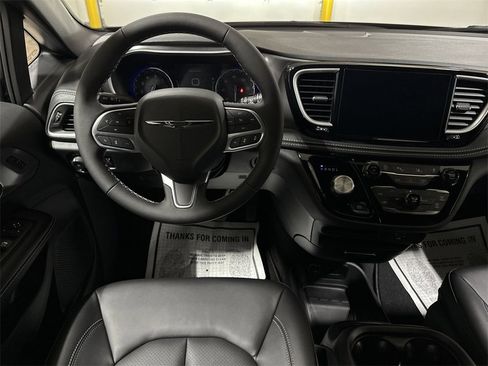New 2026 Chrysler Pacifica Select image 17