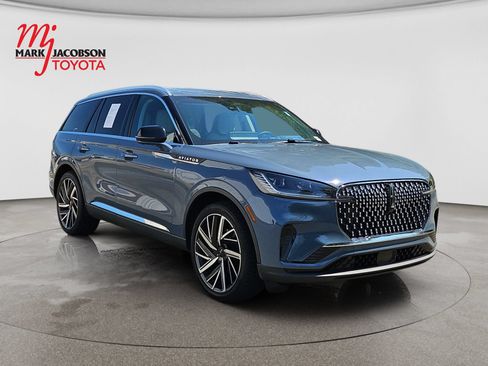 Used 2025 Lincoln Aviator Reserve w/ Equipment Group 201A AWD/4WD image 3