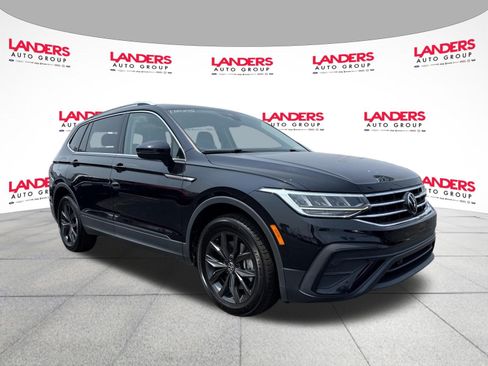 Used 2024 Volkswagen Tiguan SE FWD image 1