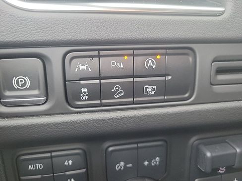 Used 2024 Chevrolet Suburban Z71 w/ Luxury Package image 10