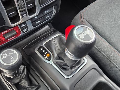 Used 2024 Jeep Wrangler Unlimited Rubicon AWD/4WD image 30