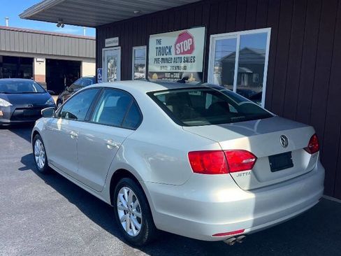 Used 2011 Volkswagen Jetta SE FWD image 4