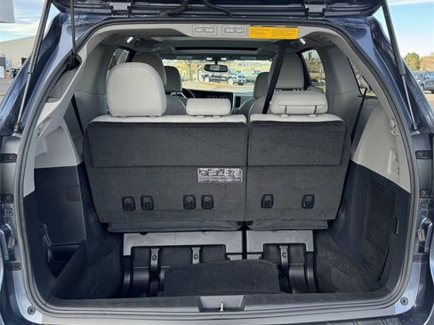 Used 2015 Toyota Sienna Limited image 9