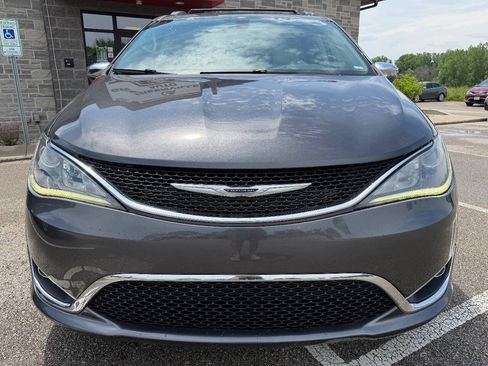 Used 2020 Chrysler Pacifica Limited FWD image 2