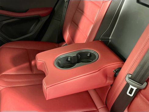 Certified 2025 Porsche Macan image 37