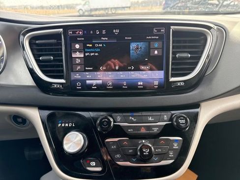 Used 2023 Chrysler Pacifica Touring-L image 28