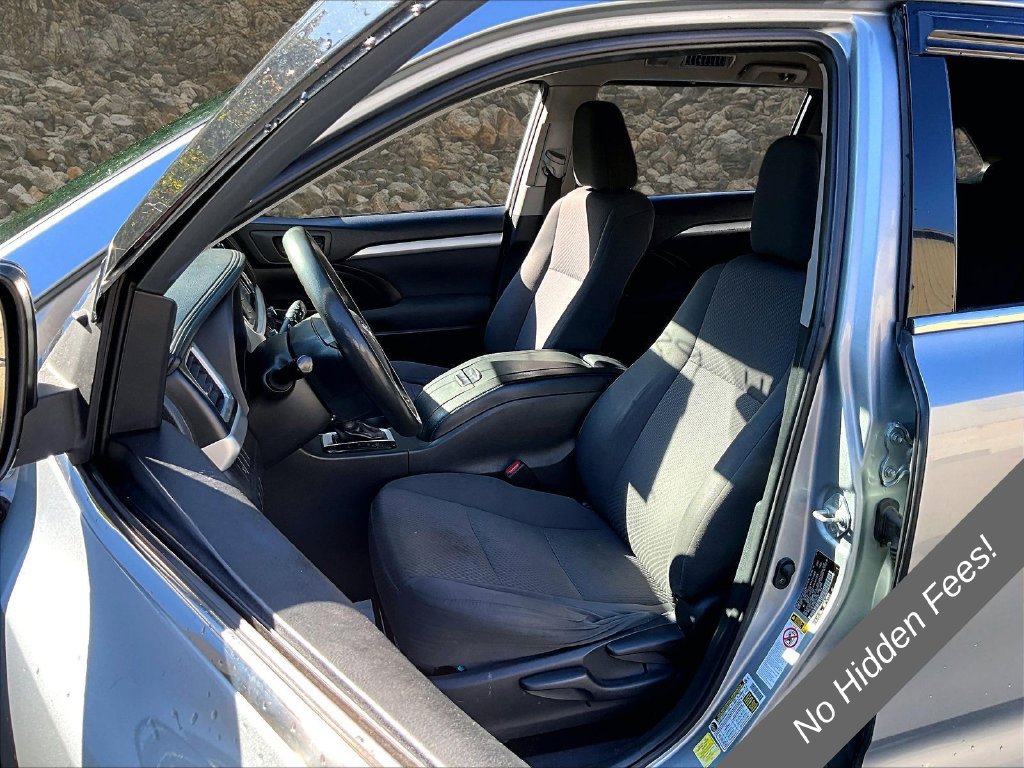 Used 2019 Toyota Highlander LE AWD/4WD image 17