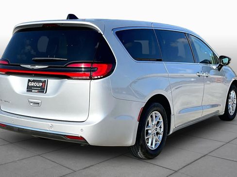 Used 2024 Chrysler Pacifica Touring-L FWD image 12