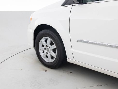 Used 2013 Chrysler Town & Country Touring image 18