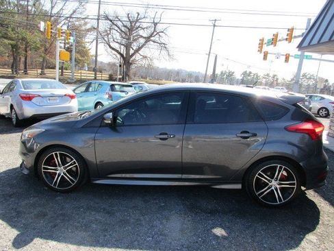 Used 2017 Ford Focus ST image 5