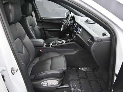 Certified 2025 Porsche Macan GTS AWD/4WD image 29