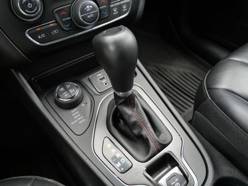 Used 2020 Jeep Cherokee Trailhawk w/ Cold Weather Group AWD/4WD image 24