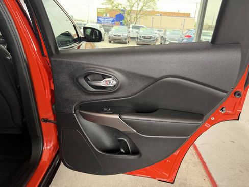 Used 2021 Jeep Cherokee Latitude FWD image 13