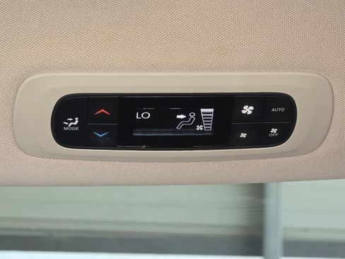 Used 2023 Chrysler Pacifica Touring-L FWD image 10