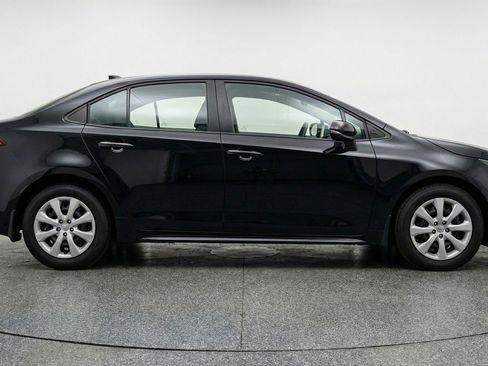 Used 2025 Toyota Corolla LE FWD image 11