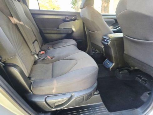 Used 2020 Toyota Highlander LE image 30