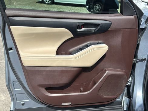 Used 2021 Toyota Highlander XLE image 12