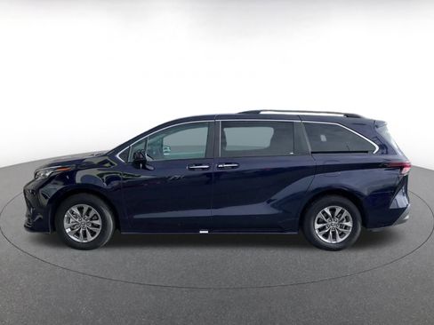 Used 2025 Toyota Sienna XLE image 9