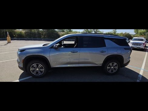 Used 2025 Chevrolet Traverse LT FWD image 6